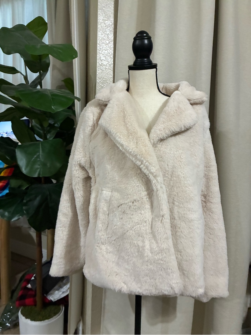 Womens Plush Faux Fur Coat - Cream